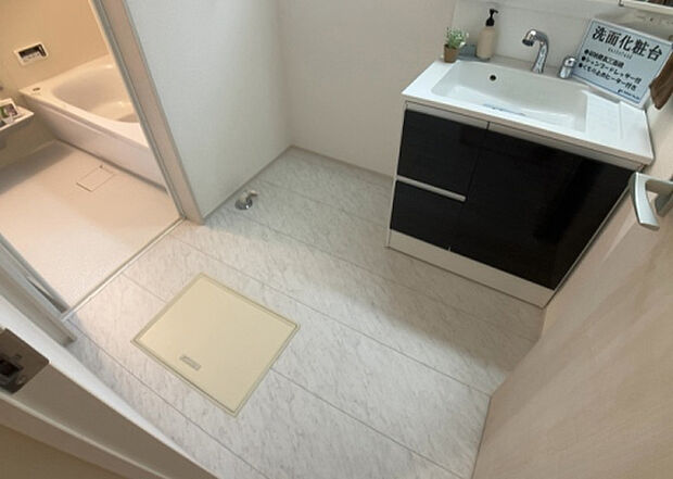 【脱衣場】多くの戸建て住宅で見かける洗面脱衣所は、洗面台と洗濯機が2畳ほどのスペースに並べられていて、洗面所が脱衣所を兼ね備えている間取りが一般的です。お客様が利用することもある、パブリックな空間でもあります。