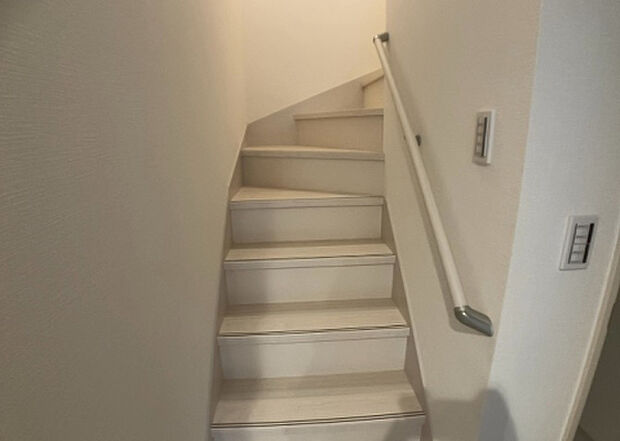 【内装】建物の上下階の通路である階段は、その位置によって動線や室内の印象が大きく左右されます。手摺にも重要な役割があり、転倒の防止・歩行や動作を円滑にして日常生活を支えることを主な目的として設置されています。