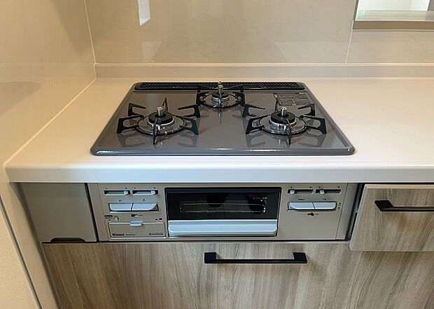 【キッチンコンロ】キッチンコンロは、料理の質を大きく左右する重要な設備です。火力調整のしやすさ、グリル機能の有無、安全装置の充実度など、選ぶポイントがたくさんあります。特に、IHクッキングヒーターは、お手入れのしやすさや安全性が高く、近年人気が高まっています。