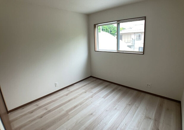 【洋室】洋室のメリットは重い家具が置きやすく、身の回りが整理しやすいことです。 床がフローリングのため畳とは異なり凹みにくいです。 クローゼットなど収納が豊富で、普段使わない旅行カバンや服の整頓も簡単にです。