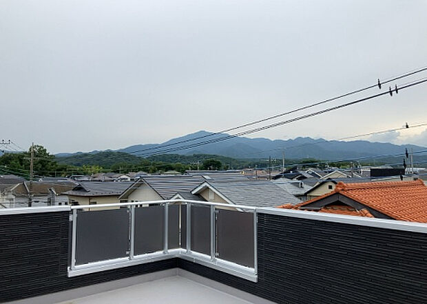 【物件からの展望】眺望を気にして物件を探す場合、前面に建物が建っていないか現地で確認しましょう！前面に建物があると景色はもちろん、日当たりや風通しにも影響が出てきます。住んだ時のことを想像しながら現地見学をしましょう。