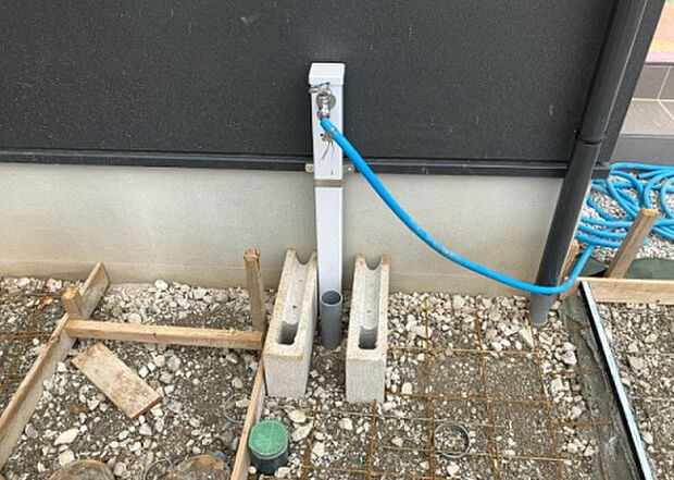 【その他設備】敷地内には、散水栓や立水栓があります。水道水を直接利用できるため、水を運ぶ手間を省くことが出来ます。大量の水を必要とする洗車作業や清掃などに役立ちます。その他設備とあわせて、現地でご確認ください。