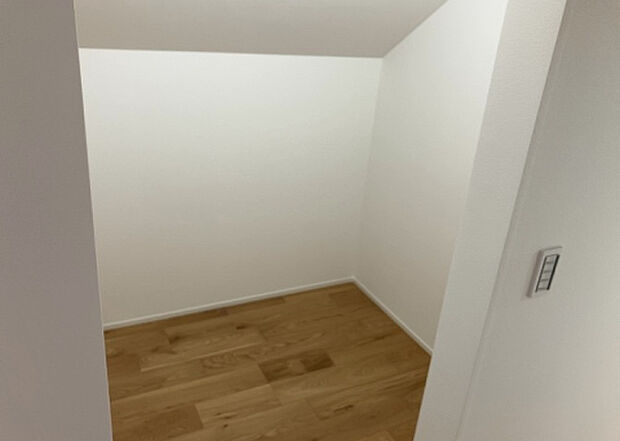 【ウォークインクローゼット】ウォークインクローゼットがあれば、クローゼット内でコーディネートが完成できますし、季節の変わり目に行う衣替えの手間も省けます。また、スーツケースなど大きいものもしまうことができ使い勝手がよいです。