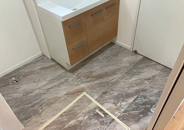 【脱衣場】多くの戸建て住宅で見かける洗面脱衣所は、洗面台と洗濯機が2畳ほどのスペースに並べられていて、洗面所が脱衣所を兼ね備えている間取りが一般的です。お客様が利用することもある、パブリックな空間でもあります。