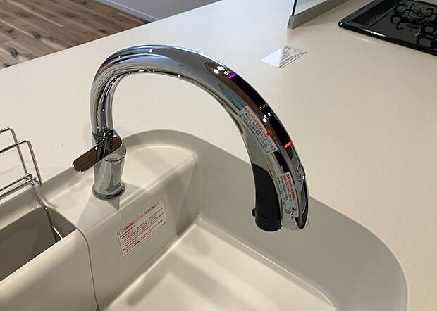 【キッチン水栓】キッチン水栓は、毎日必ず使うものだからこそ、使いやすさが重要です。シャワーヘッドの切り替えがスムーズか、吐水量が調節できるか、水しぶきが飛び散りにくい構造か、浄水機能が付いているかなど、日々の家事を快適にするための機能が数多くあります。また、デザインも多種多様なので、キッチン全体の雰囲気に合わせたものを選ぶことができます。