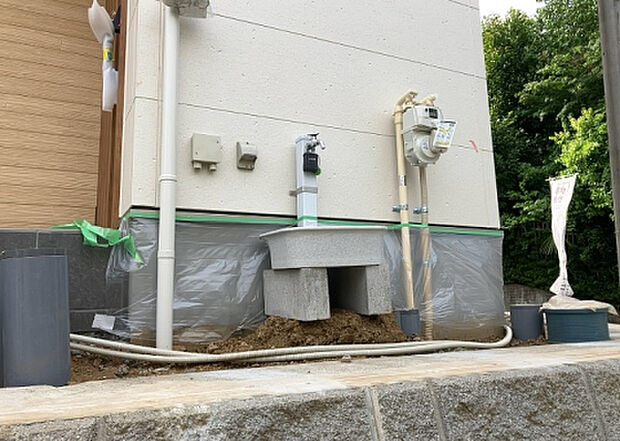 【その他設備】敷地内には、散水栓や立水栓があります。水道水を直接利用できるため、水を運ぶ手間を省くことが出来ます。大量の水を必要とする洗車作業や清掃などに役立ちます。その他設備とあわせて、現地でご確認ください。