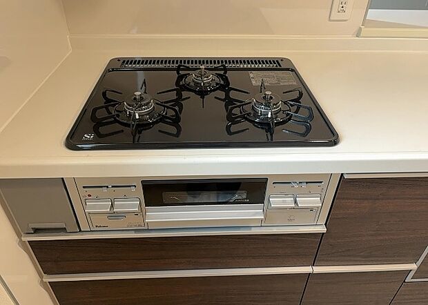 【キッチンコンロ】キッチンコンロは、料理の質を大きく左右する重要な設備です。火力調整のしやすさ、グリル機能の有無、安全装置の充実度など、選ぶポイントがたくさんあります。特に、IHクッキングヒーターは、お手入れのしやすさや安全性が高く、近年人気が高まっています。