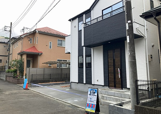 【前面道路含む現地写真_2】お持ちの車種によっては前面道路が広い方が便利でしょう。しかし、前面道路が広ければその分交通量が多くなるため、騒音などが気になる場合があります。実際に現地を見学し、周辺交通量や騒音などを確認しましょう!