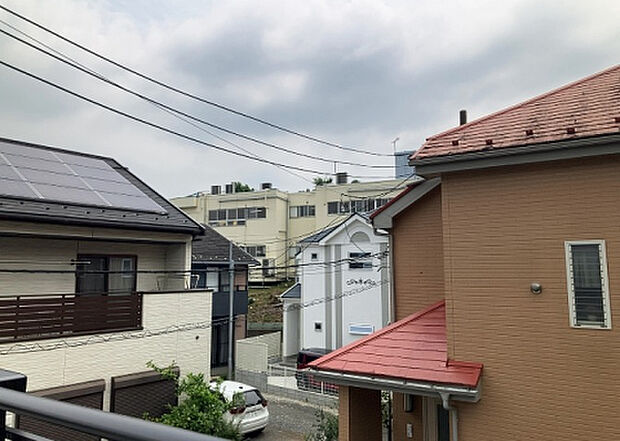 【物件からの展望】眺望を気にして物件を探す場合、前面に建物が建っていないか現地で確認しましょう!前面に建物があると景色はもちろん、日当たりや風通しにも影響が出てきます。住んだ時のことを想像しながら現地見学をしましょう。