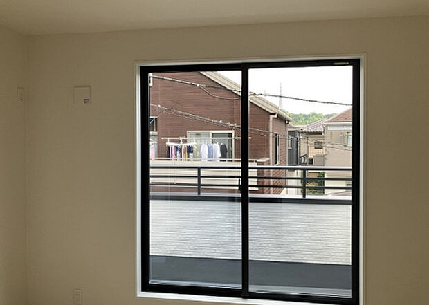 【洋室】洋室のメリットは重い家具が置きやすく、身の回りが整理しやすいことです。 床がフローリングのため畳とは異なり凹みにくいです。 クローゼットなど収納が豊富で、普段使わない旅行カバンや服の整頓も簡単にです。