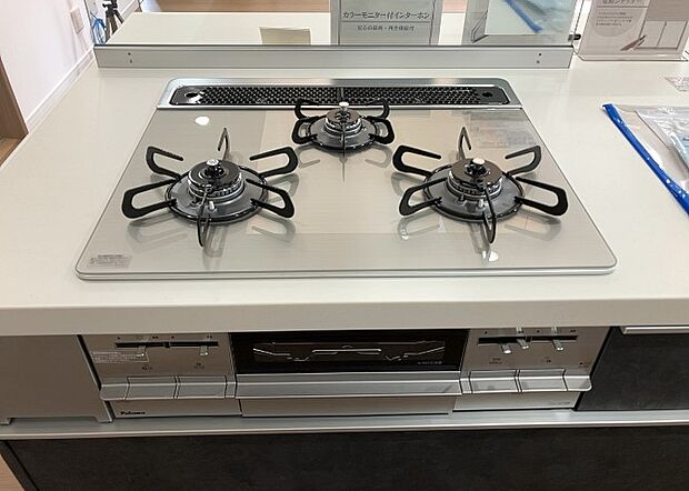 【キッチンコンロ】キッチンコンロは、料理の質を大きく左右する重要な設備です。火力調整のしやすさ、グリル機能の有無、安全装置の充実度など、選ぶポイントがたくさんあります。特に、IHクッキングヒーターは、お手入れのしやすさや安全性が高く、近年人気が高まっています。