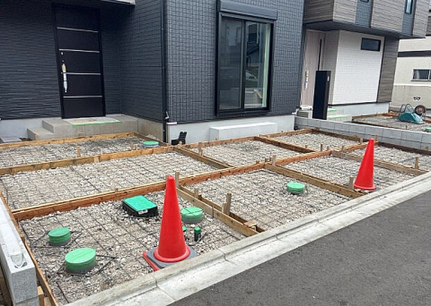 【駐車場】駐車場と明記されていても、最小スペースでつくられた駐車場だと大型車は駐車できなかったり、出入りしにくくなったりする可能性があります。お車のサイズと購入したい物件の駐車場のサイズを現地で確認しましょう。