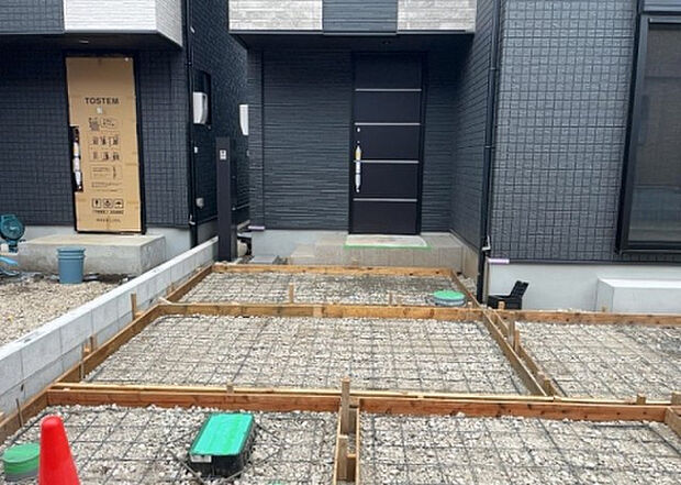 【庭】庭があることでガーデニングや家庭菜園はもちろん、こどもの遊び場やペットを放して遊ぶことができます。また、家の周囲に余裕があるということです。隣地との間があれば、十分な日当たりと、風通しが確保できます。