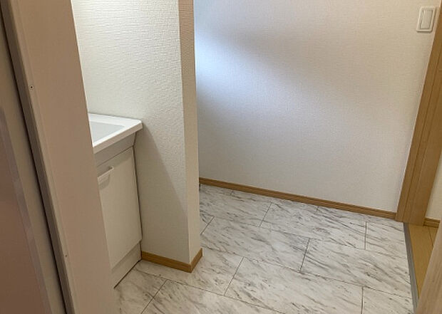 【脱衣場】多くの戸建て住宅で見かける洗面脱衣所は、洗面台と洗濯機が2畳ほどのスペースに並べられていて、洗面所が脱衣所を兼ね備えている間取りが一般的です。お客様が利用することもある、パブリックな空間でもあります。