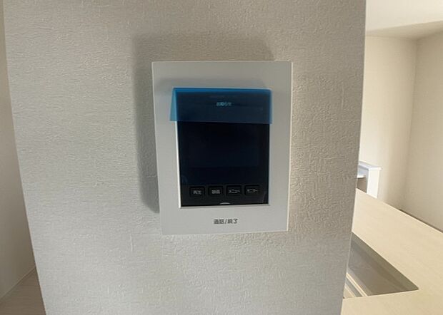 【TVモニター付きインターホン】TVモニター付きインターホンは、来訪者の顔を確認できるだけでなく、音声でやり取りすることもできるため、セキュリティ面で安心できる設備です。モニター画面が大きく見やすいもの、夜間でも来訪者をしっかりと確認できるものなど、機能性を重視したいところです。