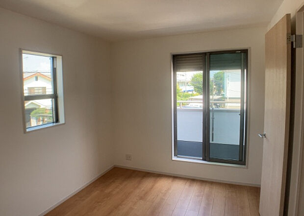 【洋室】洋室のメリットは重い家具が置きやすく、身の回りが整理しやすいことです。 床がフローリングのため畳とは異なり凹みにくいです。 クローゼットなど収納が豊富で、普段使わない旅行カバンや服の整頓も簡単にです。