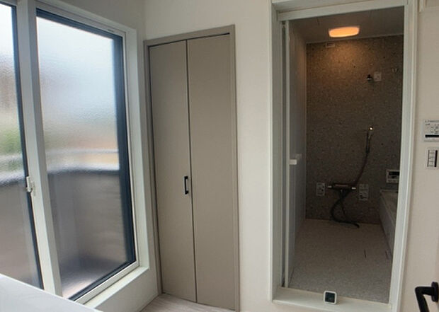 【脱衣場】多くの戸建て住宅で見かける洗面脱衣所は、洗面台と洗濯機が2畳ほどのスペースに並べられていて、洗面所が脱衣所を兼ね備えている間取りが一般的です。お客様が利用することもある、パブリックな空間でもあります。