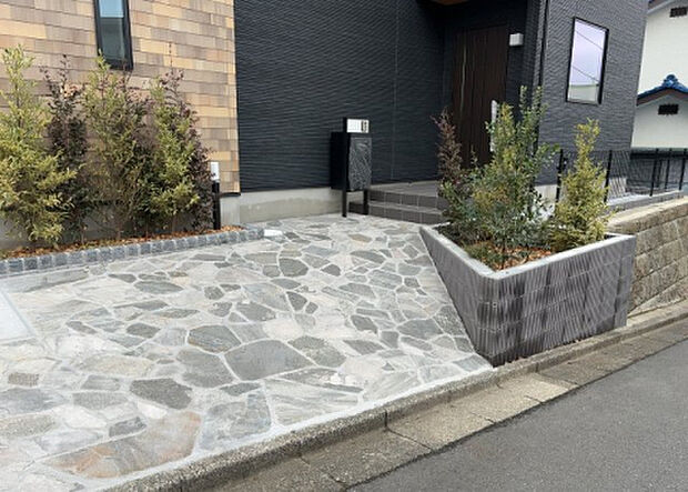 【庭】庭があることでガーデニングや家庭菜園はもちろん、こどもの遊び場やペットを放して遊ぶことができます。また、家の周囲に余裕があるということです。隣地との間があれば、十分な日当たりと、風通しが確保できます。