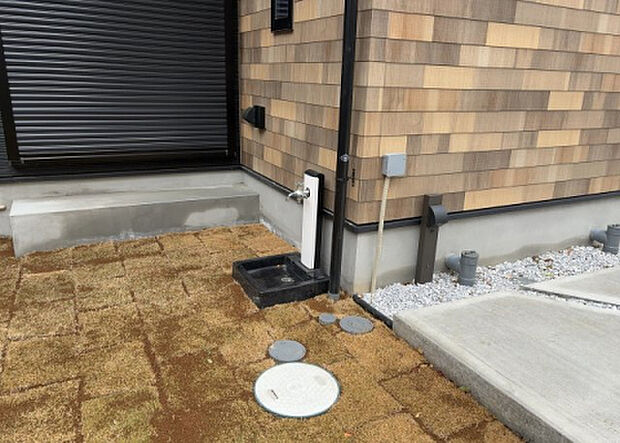 【その他設備】敷地内には、散水栓や立水栓があります。水道水を直接利用できるため、水を運ぶ手間を省くことが出来ます。大量の水を必要とする洗車作業や清掃などに役立ちます。その他設備とあわせて、現地でご確認ください。