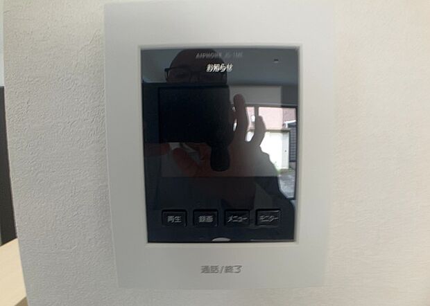 【TVモニター付きインターホン】TVモニター付きインターホンは、来訪者の顔を確認できるだけでなく、音声でやり取りすることもできるため、セキュリティ面で安心できる設備です。モニター画面が大きく見やすいもの、夜間でも来訪者をしっかりと確認できるものなど、機能性を重視したいところです。