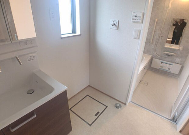 【ランドリースペース】ランドリースペースも気になります。洗濯機置場があり「洗う、干す、取り込む、アイロンがけ、たたむ」など、洗濯に関する家事をするための空間です。広さや収納など付帯設備も含めて、詳細は現地でご確認ください。