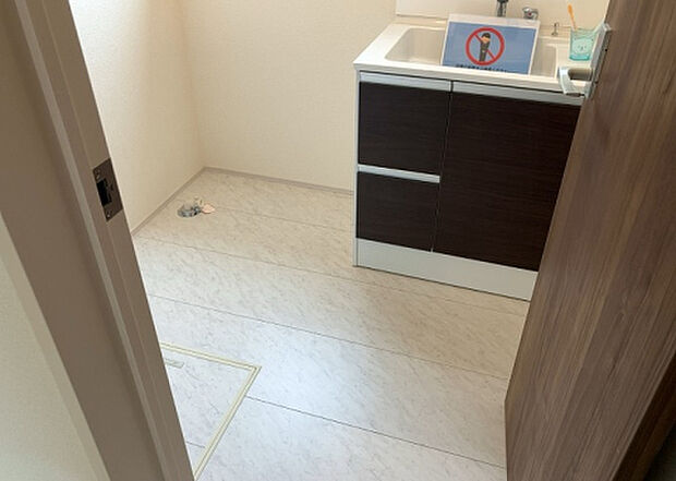 【脱衣場】多くの戸建て住宅で見かける洗面脱衣所は、洗面台と洗濯機が2畳ほどのスペースに並べられていて、洗面所が脱衣所を兼ね備えている間取りが一般的です。お客様が利用することもある、パブリックな空間でもあります。