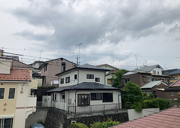 【物件からの展望】眺望を気にして物件を探す場合、前面に建物が建っていないか現地で確認しましょう！前面に建物があると景色はもちろん、日当たりや風通しにも影響が出てきます。住んだ時のことを想像しながら現地見学をしましょう。