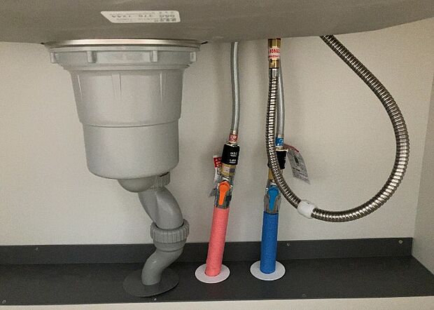 【キッチン水栓】キッチン水栓は、毎日必ず使うものだからこそ、使いやすさが重要です。シャワーヘッドの切り替えがスムーズか、吐水量が調節できるか、水しぶきが飛び散りにくい構造か、浄水機能が付いているかなど、日々の家事を快適にするための機能が数多くあります。また、デザインも多種多様なので、キッチン全体の雰囲気に合わせたものを選ぶことができます。