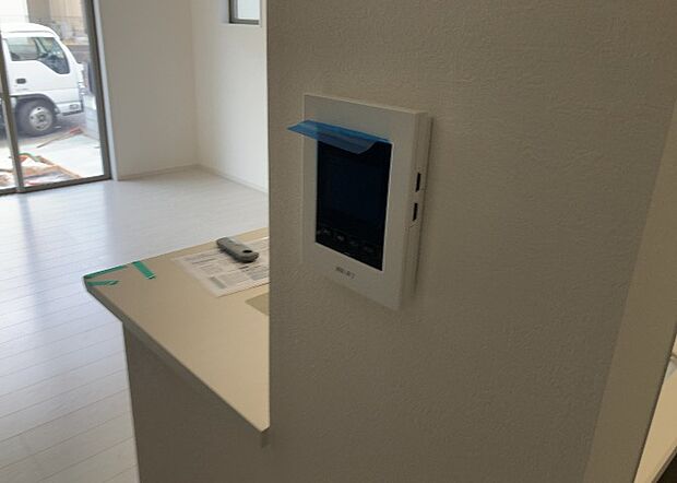【ＴＶモニター付きインターホン】TVモニター付きインターホンは、来訪者の顔を確認できるだけでなく、音声でやり取りすることもできるため、セキュリティ面で安心できる設備です。モニター画面が大きく見やすいもの、夜間でも来訪者をしっかりと確認できるものなど、機能性を重視したいところです。