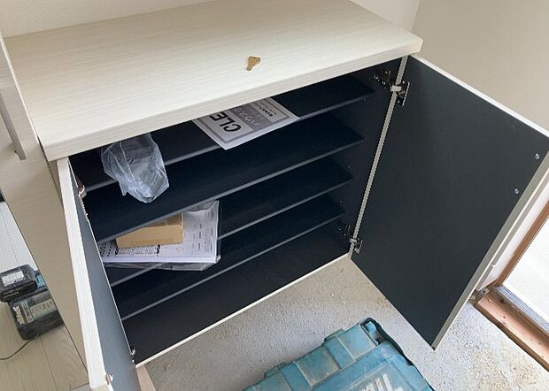 【玄関収納】玄関収納は、靴や傘、コートなどをスッキリと収納できるだけでなく、来客時に見せる顔となるため、家の顔とも言えます。収納量だけでなく、デザイン性も重視したいところです。ミラー付きの収納であれば、外出前の身だしなみチェックにも便利です。