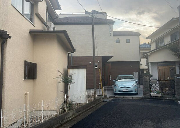 【前面道路含む現地写真_2】お持ちの車種によっては前面道路が広い方が便利でしょう。しかし、前面道路が広ければその分交通量が多くなるため、騒音などが気になる場合があります。実際に現地を見学し、周辺交通量や騒音などを確認しましょう！