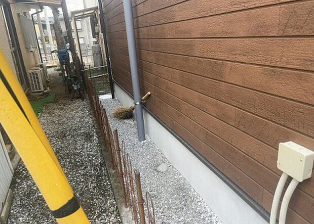 【庭】庭があることでガーデニングや家庭菜園はもちろん、こどもの遊び場やペットを放して遊ぶことができます。また、家の周囲に余裕があるということです。隣地との間があれば、十分な日当たりと、風通しが確保できます。