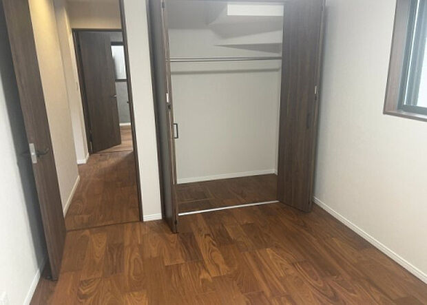 【ウォークインクローゼット】ウォークインクローゼットがあれば、クローゼット内でコーディネートが完成できますし、季節の変わり目に行う衣替えの手間も省けます。また、スーツケースなど大きいものもしまうことができ使い勝手がよいです。