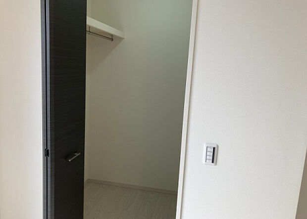 【ウォークインクローゼット】ウォークインクローゼットがあれば、クローゼット内でコーディネートが完成できますし、季節の変わり目に行う衣替えの手間も省けます。また、スーツケースなど大きいものもしまうことができ使い勝手がよいです。