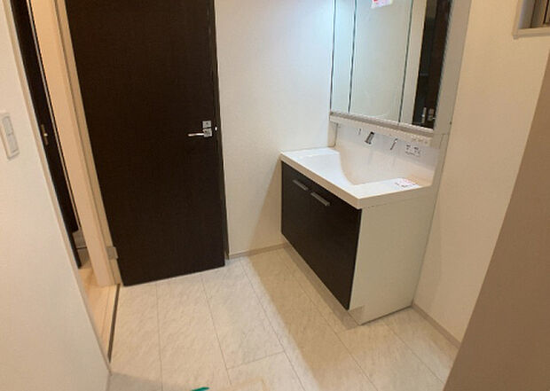 【脱衣場】多くの戸建て住宅で見かける洗面脱衣所は、洗面台と洗濯機が2畳ほどのスペースに並べられていて、洗面所が脱衣所を兼ね備えている間取りが一般的です。お客様が利用することもある、パブリックな空間でもあります。