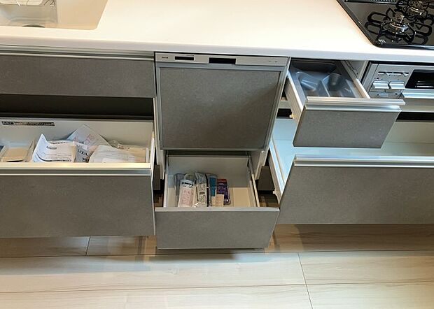 【キッチン床下収納】キッチン床下収納は、調理器具や食器などをスッキリと収納できる便利なスペースです。収納量が多いもの、引き出しがスムーズに開閉するものなど、使い勝手の良いものを選ぶことが大切です。また、湿気がこもりやすい場所なので、通気性の良いものを選ぶこともおすすめです。
