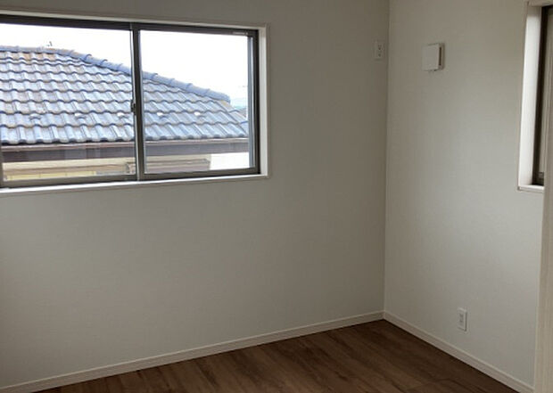 【洋室】洋室のメリットは重い家具が置きやすく、身の回りが整理しやすいことです。 床がフローリングのため畳とは異なり凹みにくいです。 クローゼットなど収納が豊富で、普段使わない旅行カバンや服の整頓も簡単にです。