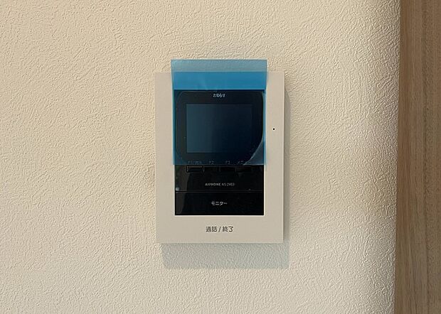 【ＴＶモニター付きインターホン】TVモニター付きインターホンは、来訪者の顔を確認できるだけでなく、音声でやり取りすることもできるため、セキュリティ面で安心できる設備です。モニター画面が大きく見やすいもの、夜間でも来訪者をしっかりと確認できるものなど、機能性を重視したいところです。