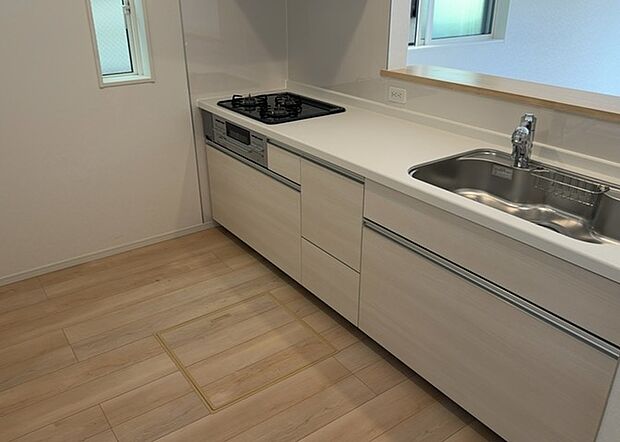 【キッチン床下収納】キッチン床下収納は、調理器具や食器などをスッキリと収納できる便利なスペースです。収納量が多いもの、引き出しがスムーズに開閉するものなど、使い勝手の良いものを選ぶことが大切です。また、湿気がこもりやすい場所なので、通気性の良いものを選ぶこともおすすめです。