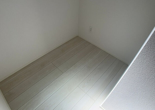 【ウォークインクローゼット】ウォークインクローゼットがあれば、クローゼット内でコーディネートが完成できますし、季節の変わり目に行う衣替えの手間も省けます。また、スーツケースなど大きいものもしまうことができ使い勝手がよいです。