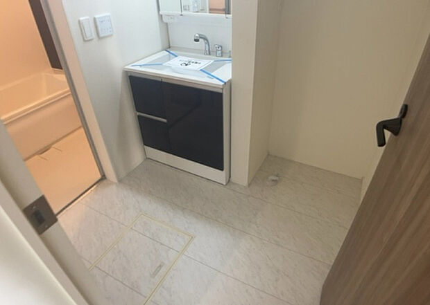 【脱衣場】多くの戸建て住宅で見かける洗面脱衣所は、洗面台と洗濯機が2畳ほどのスペースに並べられていて、洗面所が脱衣所を兼ね備えている間取りが一般的です。お客様が利用することもある、パブリックな空間でもあります。