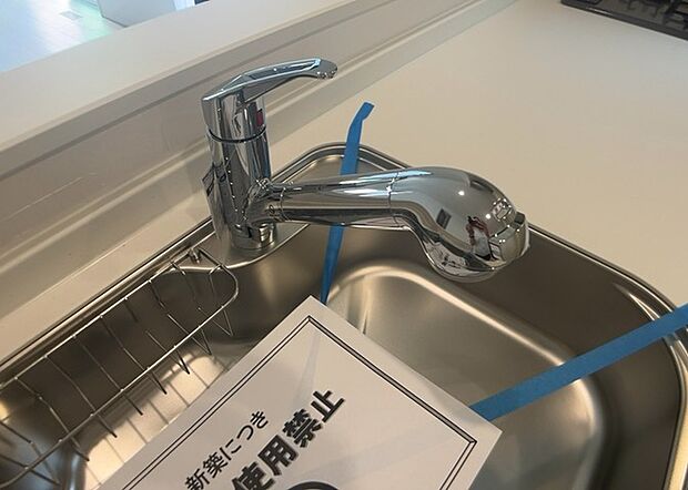 【キッチン水栓】キッチン水栓は、毎日必ず使うものだからこそ、使いやすさが重要です。シャワーヘッドの切り替えがスムーズか、吐水量が調節できるか、水しぶきが飛び散りにくい構造か、浄水機能が付いているかなど、日々の家事を快適にするための機能が数多くあります。また、デザインも多種多様なので、キッチン全体の雰囲気に合わせたものを選ぶことができます。