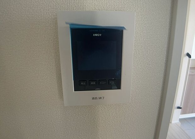 【ＴＶモニター付きインターホン】TVモニター付きインターホンは、来訪者の顔を確認できるだけでなく、音声でやり取りすることもできるため、セキュリティ面で安心できる設備です。モニター画面が大きく見やすいもの、夜間でも来訪者をしっかりと確認できるものなど、機能性を重視したいところです。