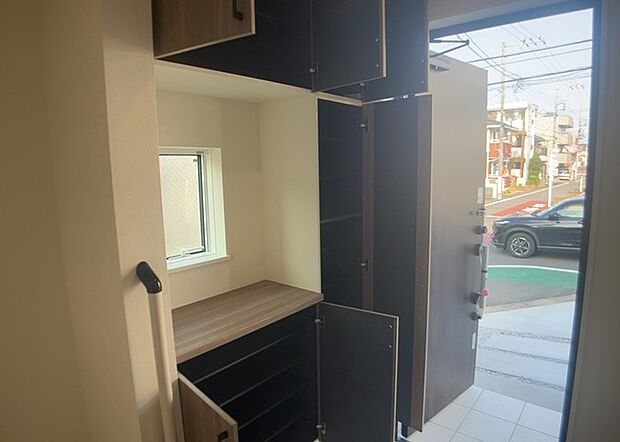 【玄関収納】玄関収納は、靴や傘、コートなどをスッキリと収納できるだけでなく、来客時に見せる顔となるため、家の顔とも言えます。収納量だけでなく、デザイン性も重視したいところです。ミラー付きの収納であれば、外出前の身だしなみチェックにも便利です。