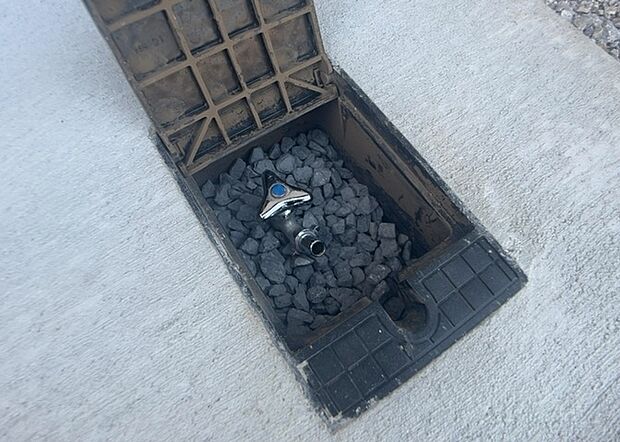 【外水栓】外水栓は、庭の水やりや洗車など、様々な用途に使える便利な設備です。ホースがしっかりと接続できるもの、水圧が安定しているものなど、使い勝手の良いものを選びましょう。また、凍結防止機能が付いているものなら、冬場でも安心して使用できます。