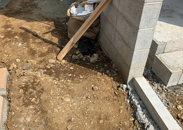 【その他設備】敷地内には、散水栓や立水栓があります。水道水を直接利用できるため、水を運ぶ手間を省くことが出来ます。大量の水を必要とする洗車作業や清掃などに役立ちます。その他設備とあわせて、現地でご確認ください。