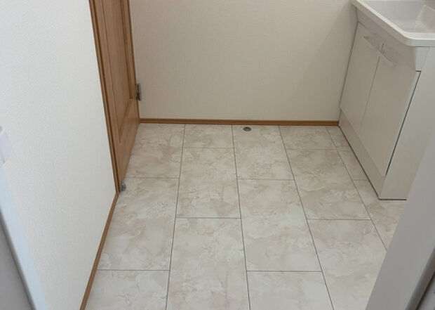 【脱衣場】多くの戸建て住宅で見かける洗面脱衣所は、洗面台と洗濯機が2畳ほどのスペースに並べられていて、洗面所が脱衣所を兼ね備えている間取りが一般的です。お客様が利用することもある、パブリックな空間でもあります。