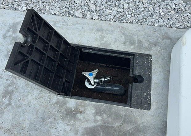 【その他設備】敷地内には、散水栓や立水栓があります。水道水を直接利用できるため、水を運ぶ手間を省くことが出来ます。大量の水を必要とする洗車作業や清掃などに役立ちます。その他設備とあわせて、現地でご確認ください。