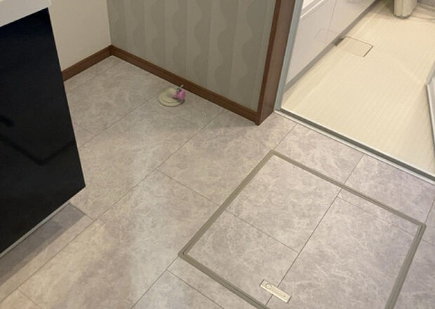 【脱衣場】多くの戸建て住宅で見かける洗面脱衣所は、洗面台と洗濯機が2畳ほどのスペースに並べられていて、洗面所が脱衣所を兼ね備えている間取りが一般的です。お客様が利用することもある、パブリックな空間でもあります。