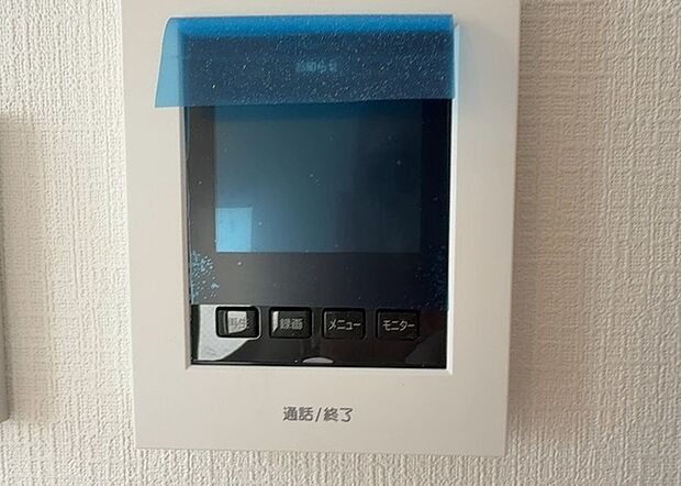 【ＴＶモニター付きインターホン】TVモニター付きインターホンは、来訪者の顔を確認できるだけでなく、音声でやり取りすることもできるため、セキュリティ面で安心できる設備です。モニター画面が大きく見やすいもの、夜間でも来訪者をしっかりと確認できるものなど、機能性を重視したいところです。